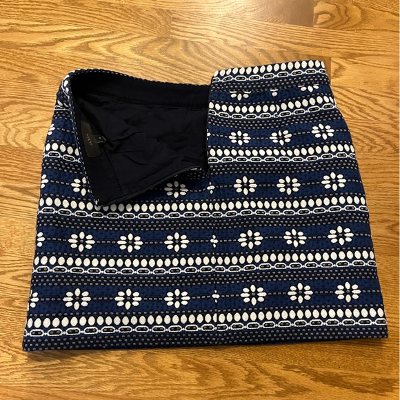 J. Crew, size 8, mini skirt, navy/whitedaisy pattern. - Picture 9 of 10